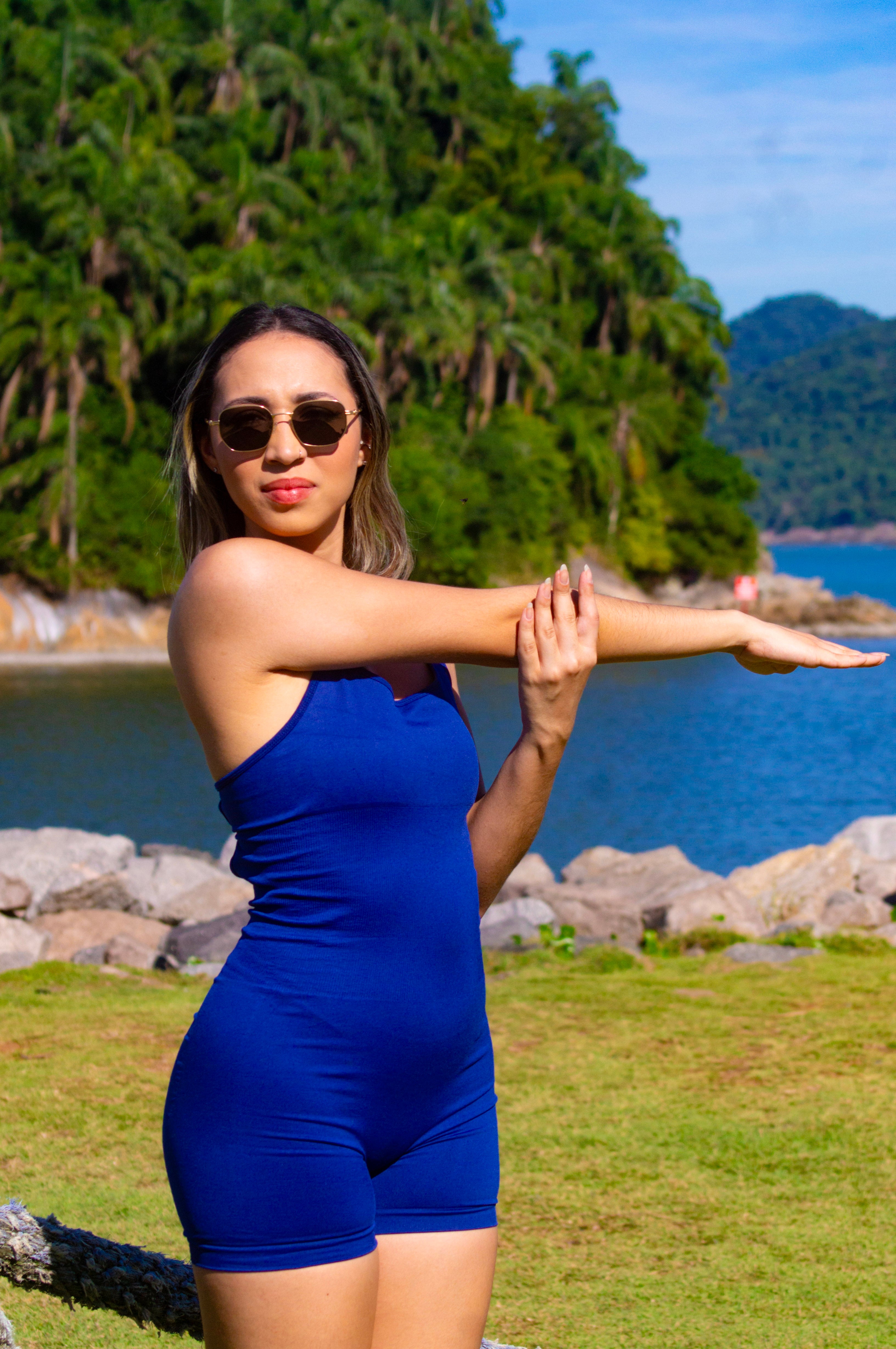 Macaquinho Fitness Glow Power Azul Escuro – Trançado com Regulagem e Efeito Empina Bumbum