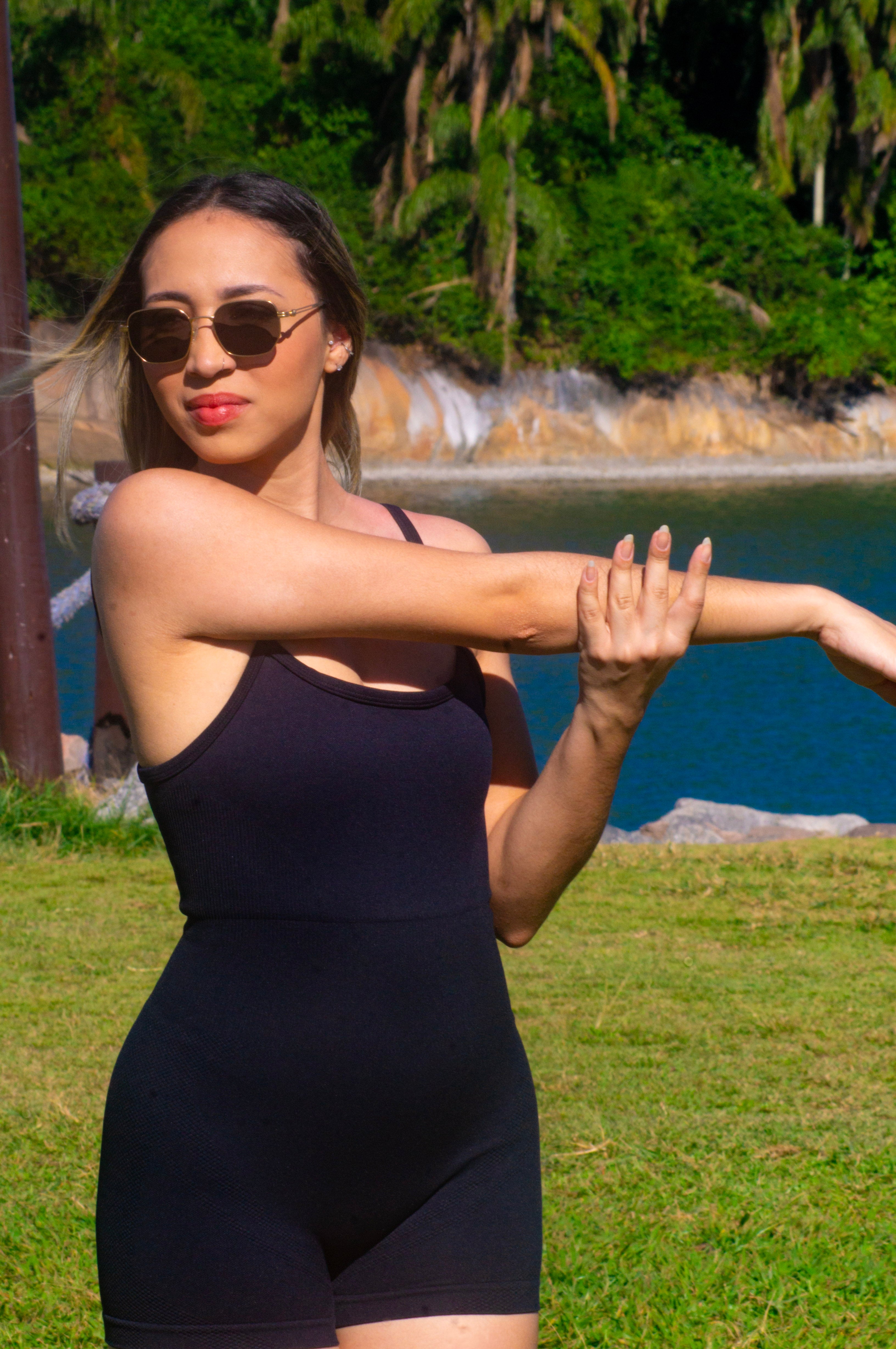 Macaquinho Fitness Glow Power Preto – Trançado nas Costas, Empina Bumbum