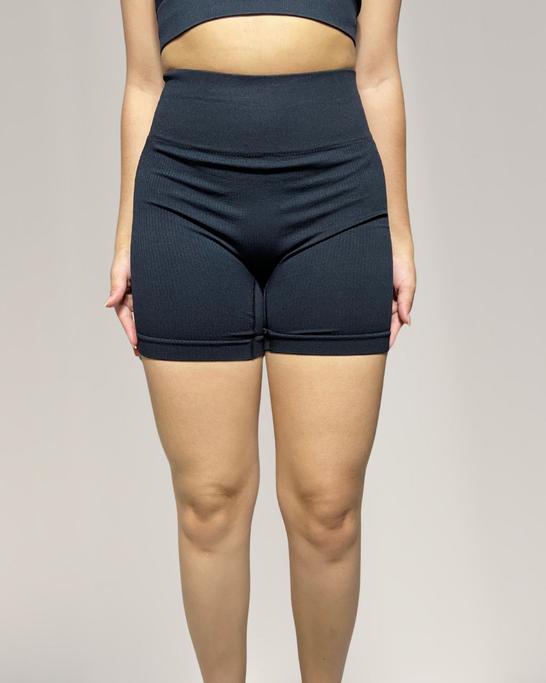 Short Fitness Glow Power Preto Canelado – Cós Alto, Compressão e Zero Transparência