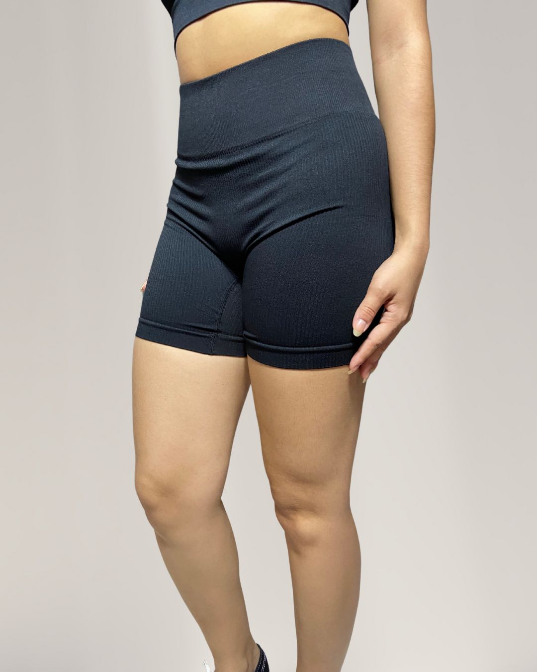 Short Fitness Glow Power Preto Canelado – Cós Alto, Compressão e Zero Transparência
