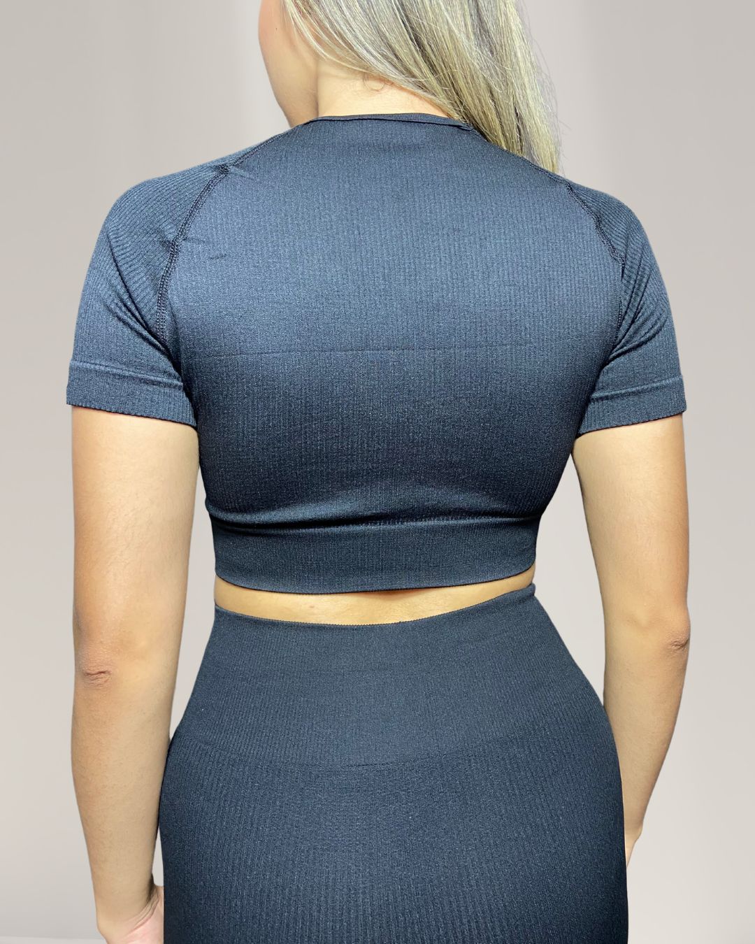 Top Fitness Glow Power Preto Canelado – Com Manguinha e Zero Transparência