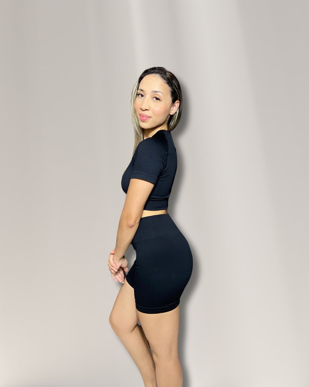 Conjunto Fitness Glow Power Preto Canelado – Top Manguinha e Short com Cós Alto e Zero Transparência