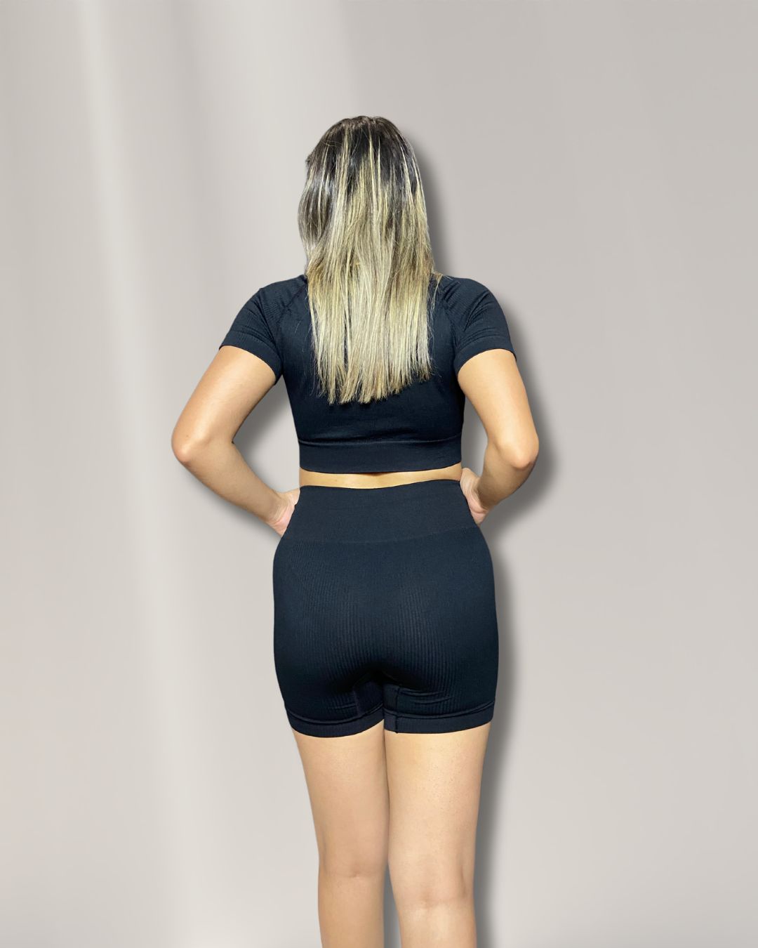 Conjunto Fitness Glow Power Preto Canelado – Top Manguinha e Short com Cós Alto e Zero Transparência