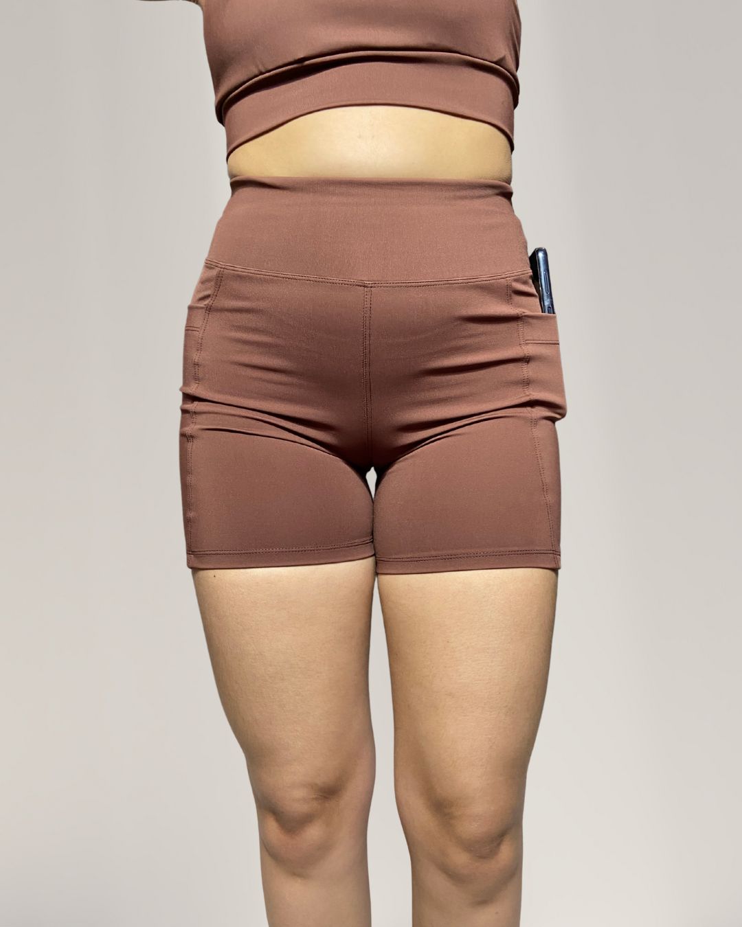 Short Fitness Glow Power Marrom com Bolso – Cós Alto e Zero Transparência