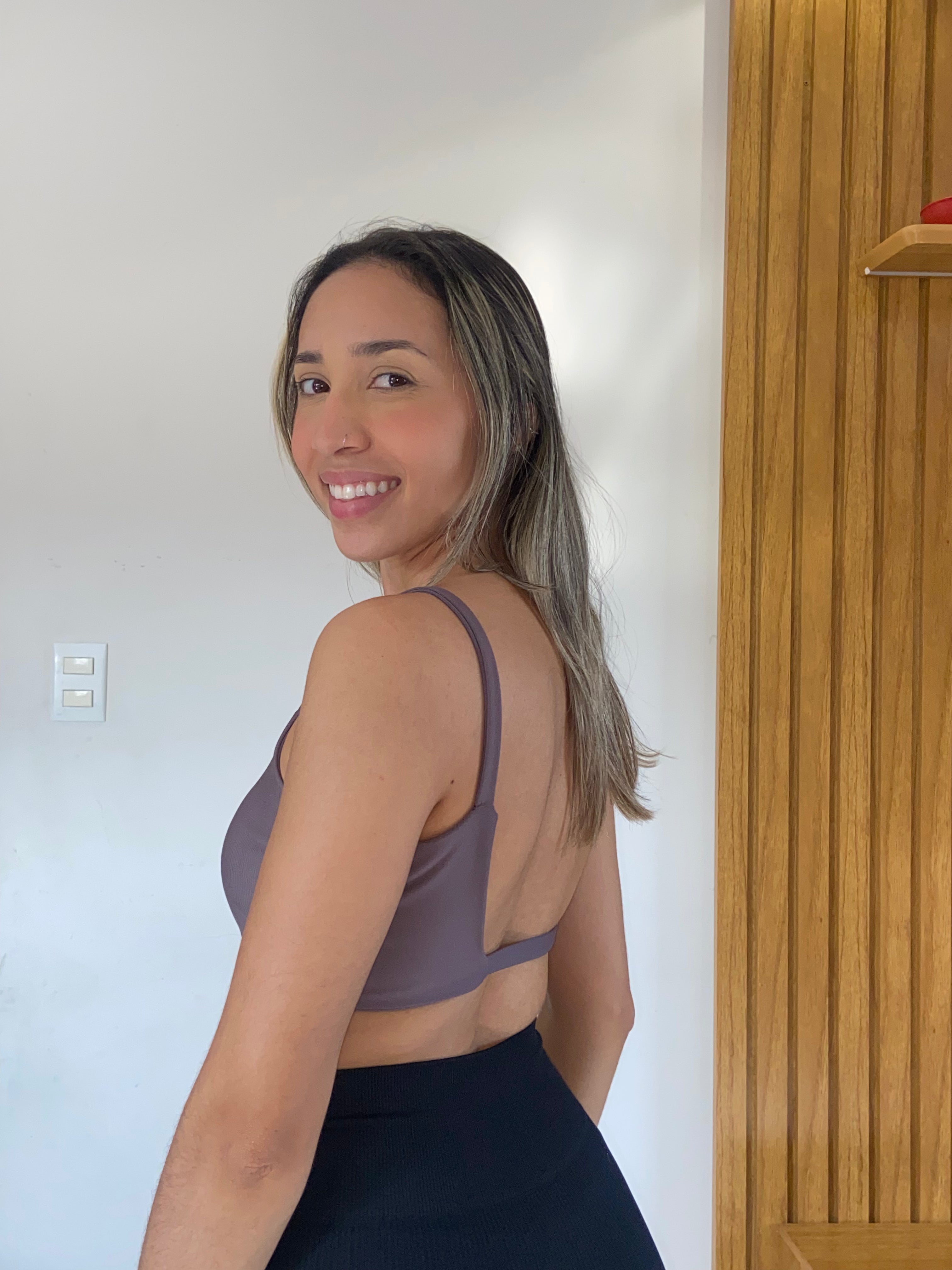 Top Fitness Glow Power Cinza – Decote nas Costas