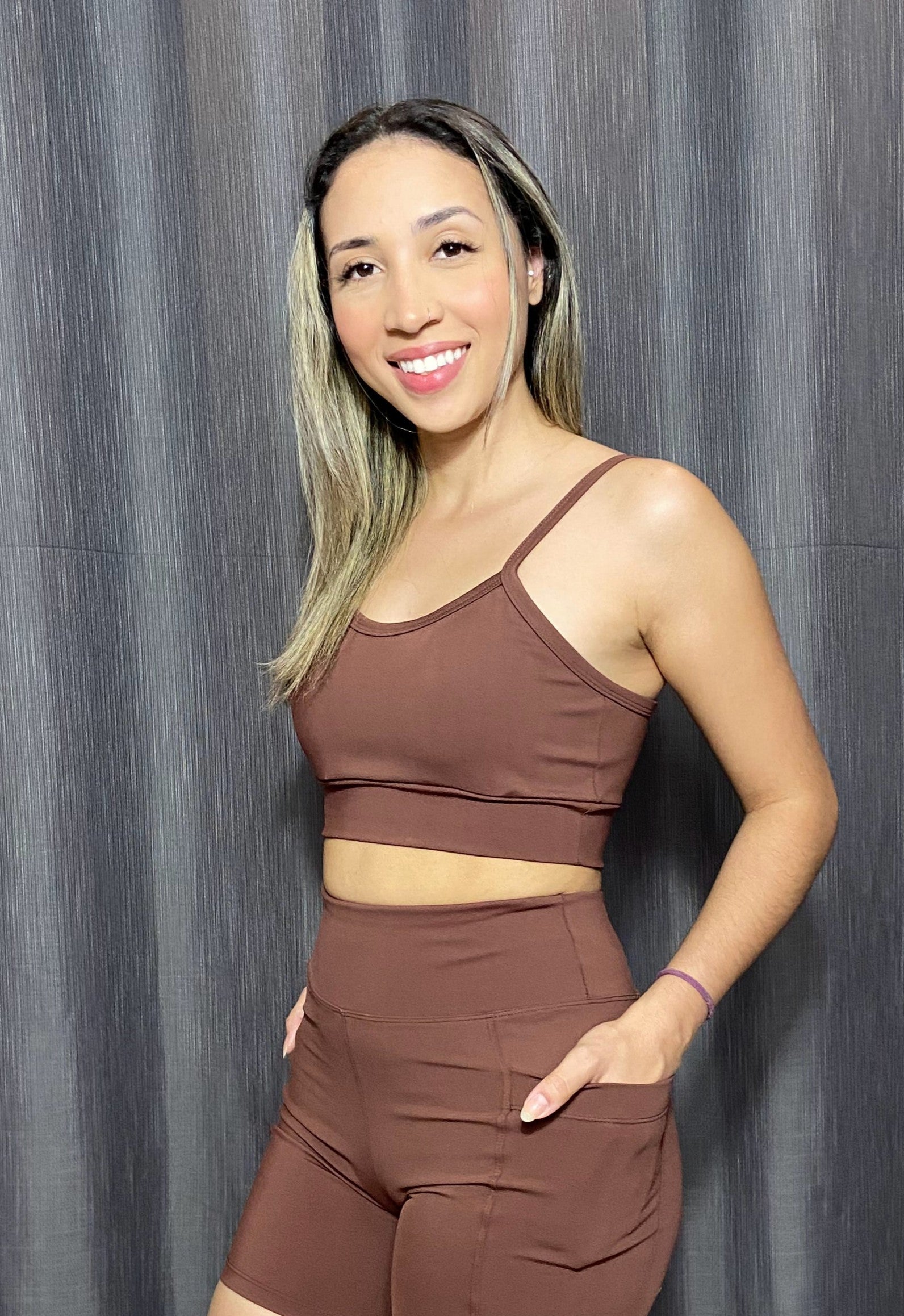 Top Fitness Glow Power Marrom – Alça Fina e Zero Transparência