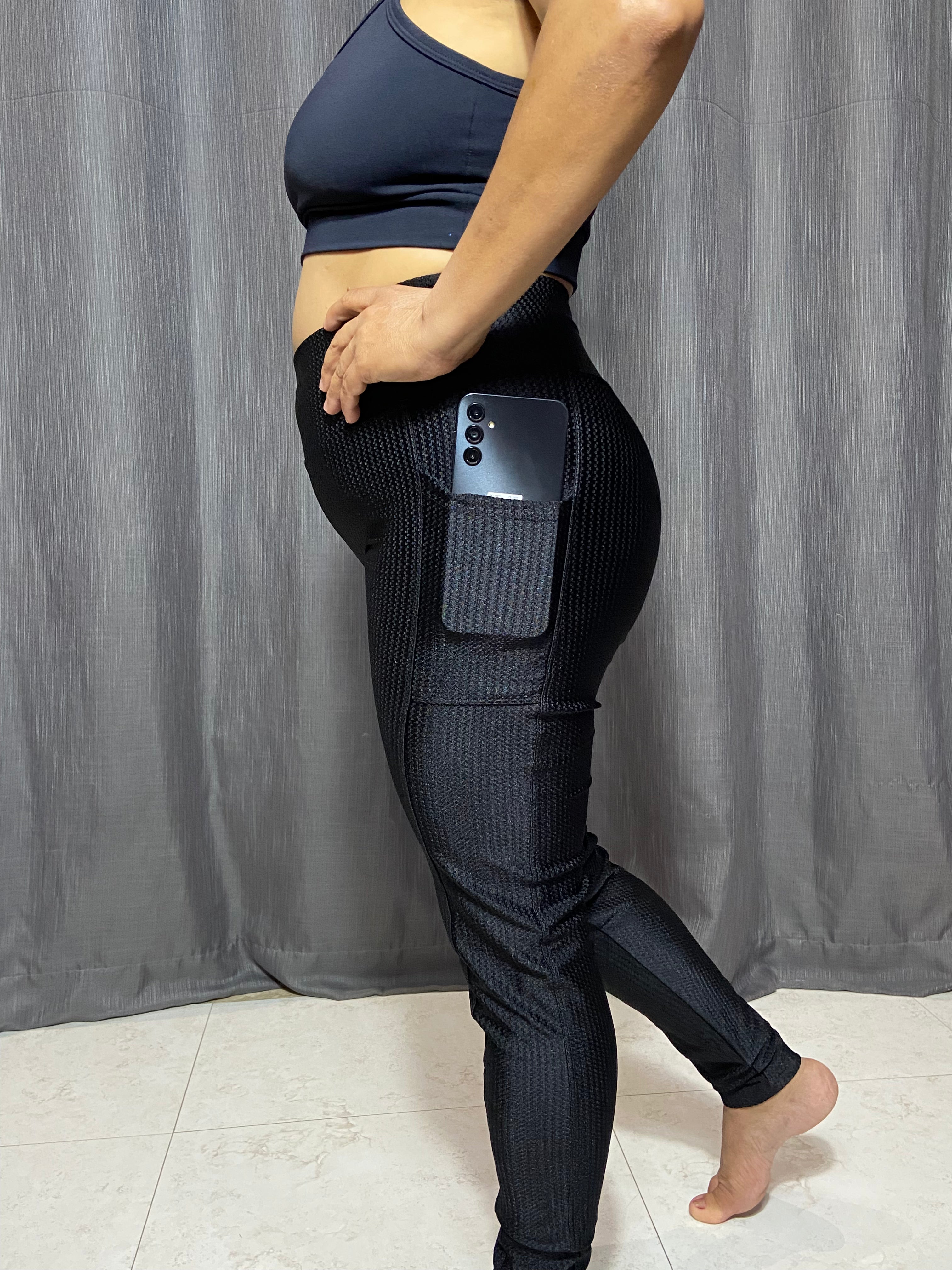 Calça Fitness Glow Power Preta Texturizada – Cós Alto com Bolsos Laterais e Zero Transparência