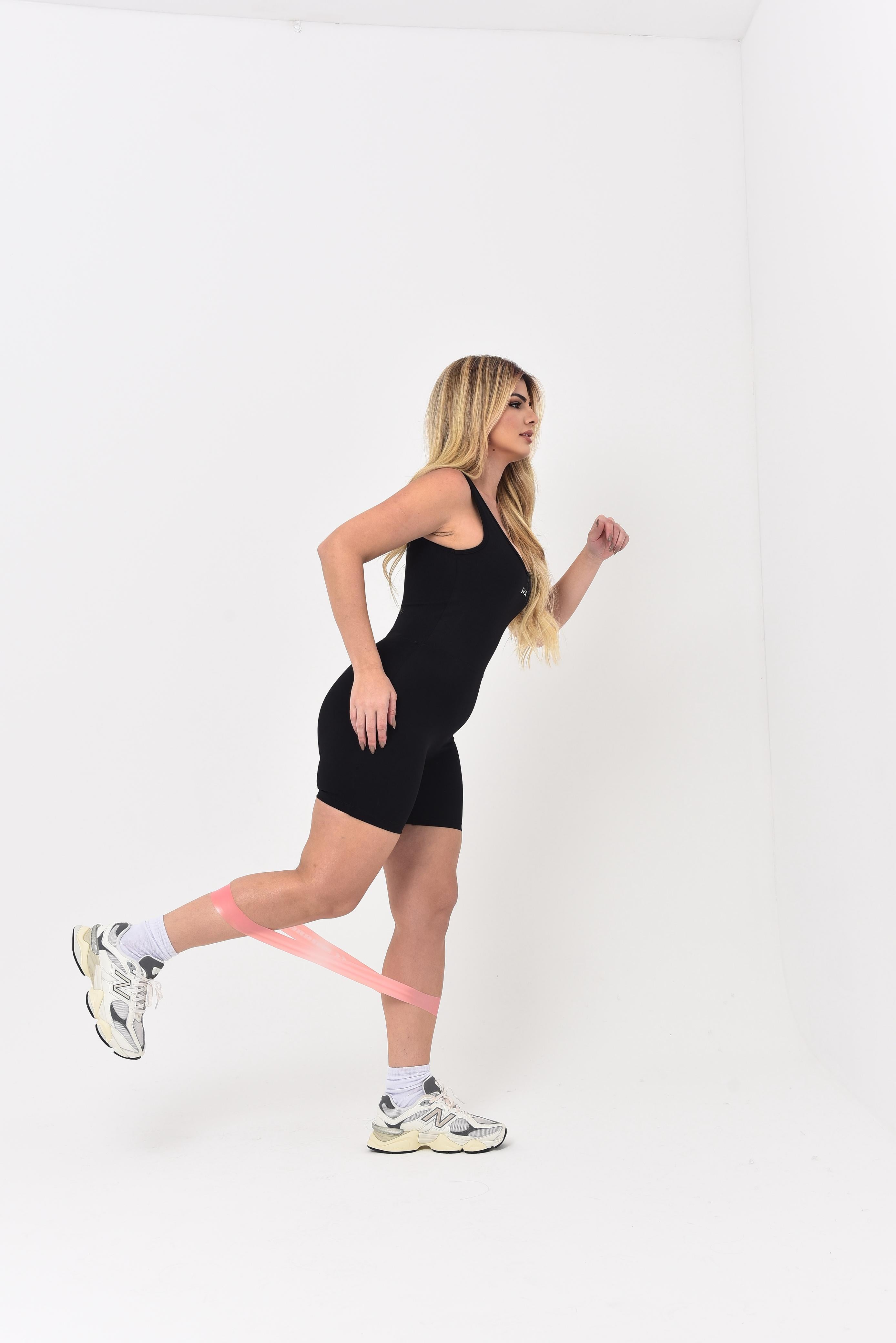 Macaquinho Fitness Caroline Glow Power Preto – Modelagem Anatômica, Compressão e Zero Transparência